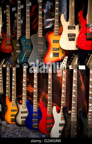 Il parafango chitarre elettriche in esposizione presso lo stand al NAMM convention di Anaheim, California Foto Stock