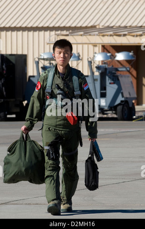 Un pilota della Republic of Singapore Air Force del 425th Fighter Squadron della Luke Air Force base si avvicina a un F-16 Fighting Falcon durante la BANDIERA ROSSA 13-2 alla Nellis Air Force base. L'esercizio prevede un addestramento avanzato al combattimento aereo. Foto Stock