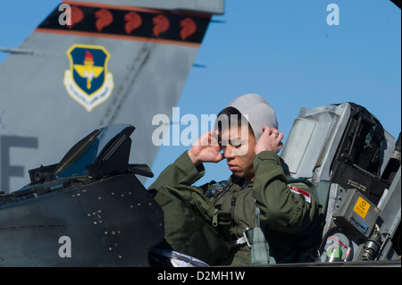 Un pilota proveniente dalla Repubblica di Singapore Air Force si prepara per una missione in un F-16 Fighting Falcon durante la bandiera rossa 13-2 Gen 21, 2013, presso la Base Aerea Militare di Nellis Nev. RSAF aviatori nel 425th Fighter Squadron sono state assegnate a Luke Air Force Base, Ar Foto Stock