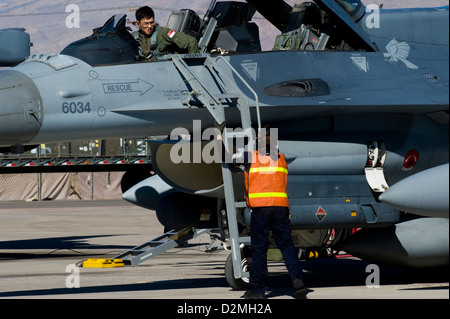 Avieri dalla Repubblica di Singapore Air Force preparare un F-16 Fighting Falcon durante la bandiera rossa 13-2 Gen 21, 2013, presso la Base Aerea Militare di Nellis Nev. Bandiera rossa, un combattimento realistico esercizio di formazione che coinvolgono le forze aeree degli Stati Uniti e dei suoi alleati, Foto Stock