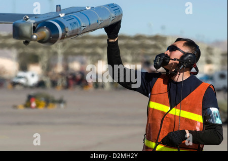 Un aviatore dalla Repubblica di Singapore Air Force assegnati alla 425th Fighter Squadron, Luke Air Force Base, Ariz., ispeziona Foto Stock