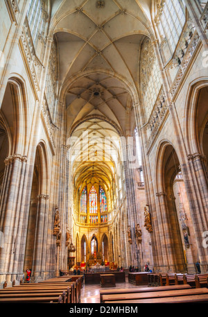 Cattedrale di San Vito interno con i turisti in ottobre 09, 2012 a Praga. Si trova all'interno del Castello di Praga. Foto Stock