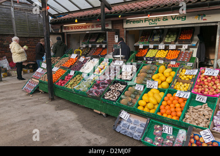 B & S COONEY della frutta e verdura di stallo del mercato Sunderland, North East England Regno Unito Foto Stock