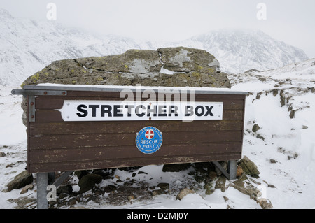 Il soccorso alpino barella casella al Styhead in inverno nel Lake District inglese Foto Stock