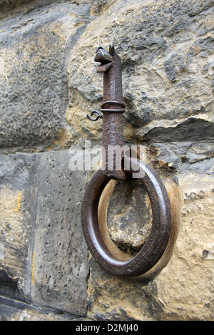 Il vecchio cavallo di ferro anello di legatura nella parete Foto Stock