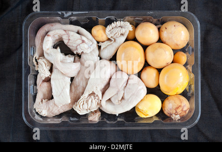 Pollo uovo di gallina e utero nel supermercato il confezionamento Foto Stock