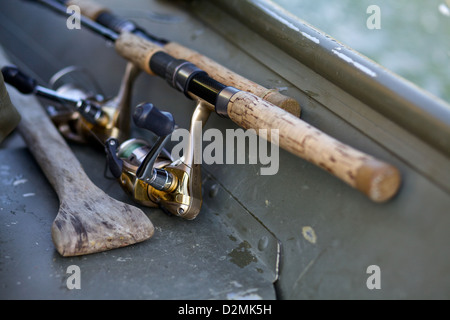 Pali da pesca con corazzate che riposano su una barca sul lago Iliamna, Alaska Foto Stock