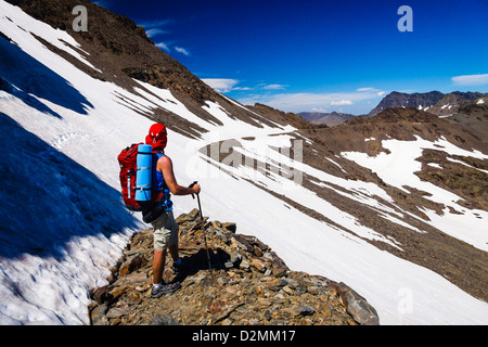 Trekker rivolta verso il Tajo de los Machos sul suo modo di montare Mulhacen, il picco più alto della penisola iberica. Foto Stock