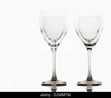 Close-up di vuoto bicchieri di vino su un tavolo Foto Stock