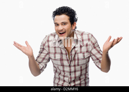 Ritratto di un uomo scrollare e sorridente Foto Stock