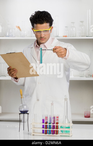 Scienziato di sperimentazione in laboratorio Foto Stock