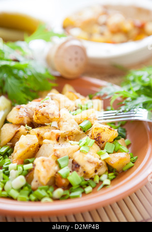 Patate cotte al forno con cipolle, primo piano Foto Stock
