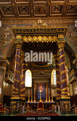 Roma. L'Italia. Vista del baldacchino o tettoia sopra l altare maggiore all'interno della Basilica di Santa Maria Maggiore Foto Stock