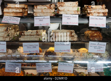 Cucina di strada per la vendita in un mercato di Londra Foto Stock