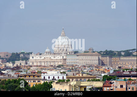 Roma. L'Italia. Vista dal Pincio Pinician colle di Roma skyline dominato da cupole della chiesa e la Basilica di San Pietro e il Vaticano. Foto Stock