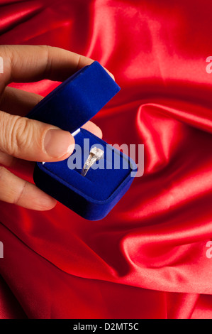 Man mano che regge un anello di fidanzamento nella casella Foto Stock