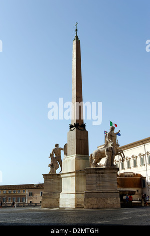 Roma. L'Italia. Fontana dei Dioscuri (figlio di Zeus) con obelisco e copie romane antiche sculture greche di Castore e Polluce Foto Stock