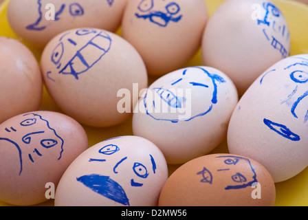 Diversi di volto dipinto di uova. Foto Stock