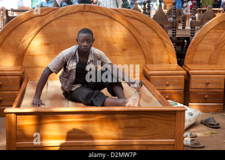 NAMPULA, Mozambico, Maggio 2010 : MERCATO DI DOMENICA - letto in legno Cornici per la vendita. Foto di Mike Goldwater Foto Stock