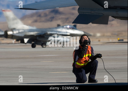 Un aviatore dalla Repubblica di Singapore Air Force assegnati alla 425th Fighter Squadron, Luke Air Force Base, Ariz., monitor Foto Stock