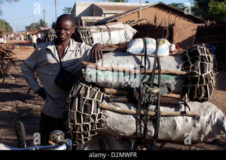 NAMPULA, Mozambico, Maggio 2010 : offrendo carbone da porta a porta. Un sacco di carbone vende per 100 mt, (circa US$3.00). Foto Stock