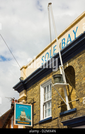 La suola Bay Inn, un birrificio locale pub su East verde nel centro di questa affascinante città balneare; Southwold, Suffolk, Inghilterra Foto Stock