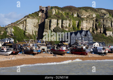 Flotta peschereccia elaborato sulla spiaggia e East Hill ascensore, Hastings, Sussex England, Regno Unito, Europa Foto Stock
