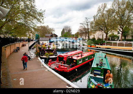 Vista lungo il Grand Union Canal, Little Venice, Maida Vale, London, England, Regno Unito, Europa Foto Stock