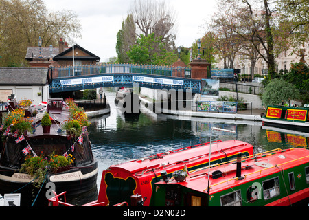 Il Grand Union Canal che mostra il Westbourne Terrace Road Bridge, Little Venice, Maida Vale, London, England, Regno Unito Foto Stock