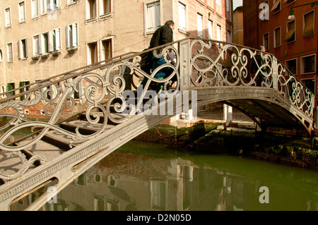 Metallo eccezionale ponte sul canal con acqua riflessioni, e pedonale, Venezia, Veneto, Italia Foto Stock