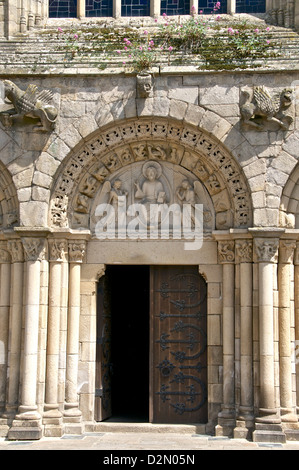 Portico principale di San Sauveur Basilica, contenente la tomba del cuore di du Guesclin, Dinan, Brittany, Francia Foto Stock