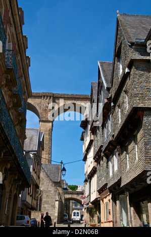 Abitazioni famose in Ange de Guernisac street con il viadotto in background, Morlaix, Finisterre, Bretagna, Francia, Europa Foto Stock