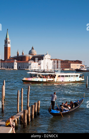 Quay a Piazza San Marco con gondole, San Giorgio Maggiore Isola, Venezia, Sito Patrimonio Mondiale dell'UNESCO, Veneto, Italia, Europa Foto Stock