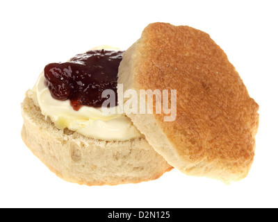 Pane appena sfornato scones con confettura di fragole e Clotted Cream isolata contro uno sfondo bianco con n. di persone Foto Stock