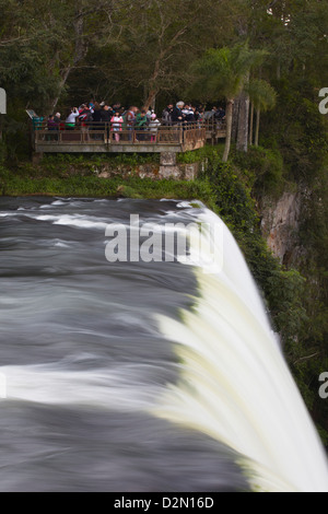 I turisti a Iguazu Falls, Parco Nazionale di Iguazu, Sito Patrimonio Mondiale dell'UNESCO, Misiones, Argentina, Sud America Foto Stock