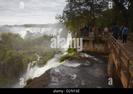 I turisti a Iguazu Falls, Parco Nazionale di Iguazu, Sito Patrimonio Mondiale dell'UNESCO, Misiones, Argentina, Sud America