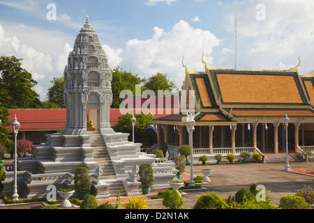 Kantha Bopha Stupa a Pagoda d'argento nel Palazzo Reale di Phnom Penh, Cambogia, Indocina, Asia sud-orientale, Asia Foto Stock