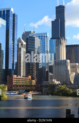 Grattacieli compresi Willis Tower, precedentemente noto come la Sears Tower in Downtown Chicago dal fiume Chicago, Chicago, Illinois, Stati Uniti d'America Foto Stock