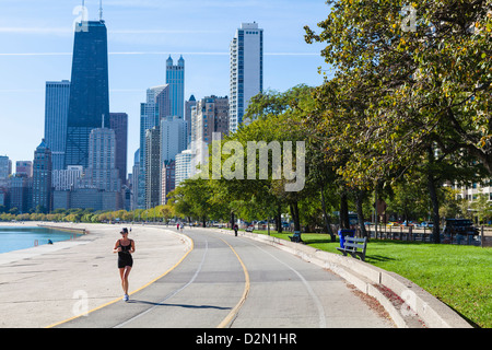 Pareggiatore su North Avenue Beach con John Hancock Center e dello skyline della città dietro, Chicago, Illinois, Stati Uniti d'America Foto Stock