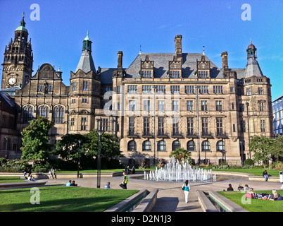 La Peace Gardens e Sheffield County Council Town Hall in Inghilterra Foto Stock