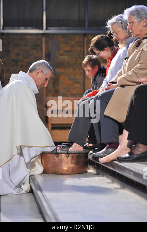 Lavare i piedi, Giovedì Santo, durante la settimana di Pasqua celebrazione, Parigi, Francia, Europa Foto Stock