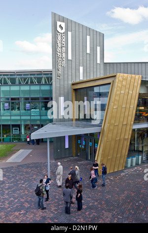 Gli studenti al di fuori dell'Università di Sheffield Student Union building Foto Stock