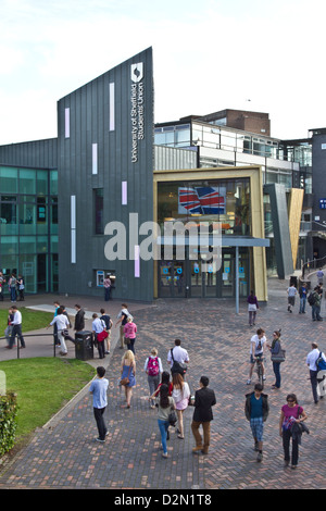 Gli studenti al di fuori dell'Università di Sheffield Student Union building Foto Stock
