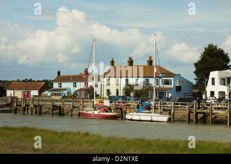 Guardando attraverso il Fiume Blyth verso le case e gli yacht ormeggiati sul Southwold banca, Walberswick, Suffolk, Inghilterra, Regno Unito Foto Stock