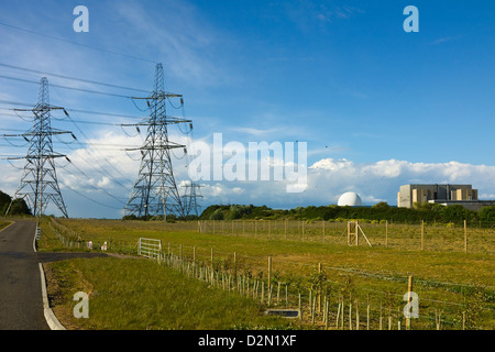 Tralicci e il Sizewell una centrale nucleare e la Sizewell B Reattore pressurizzato, Sizewell, Suffolk, Inghilterra, Regno Unito Foto Stock