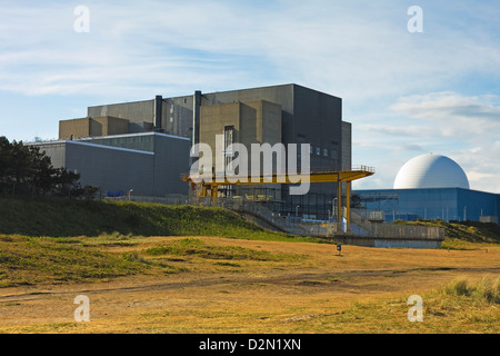 Sizewell Magnox di una centrale nucleare, sulla sinistra e la B con reattore pressurizzato, Sizewell, Suffolk, Inghilterra, Regno Unito Foto Stock