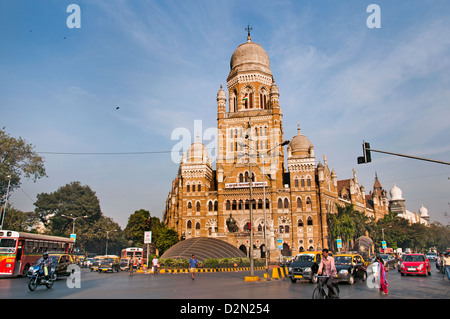 Mumbai Bombay BMC Brihan Municipal Corporation edificio e statua di Sir Pherozshah Mehta India D N Road Foto Stock