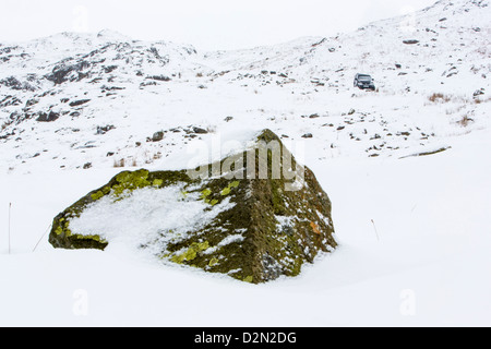 Una vettura bloccato su Wrynose Pass nel distretto del lago a 1300 piedi. Foto Stock