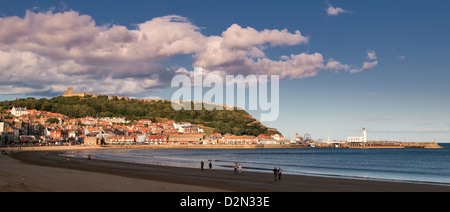 Scarborough, South Bay, mostrando Harbour, il faro e il castello. Foto Stock