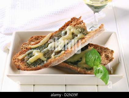 Pesto tostato sormontato pane con formaggio Foto Stock